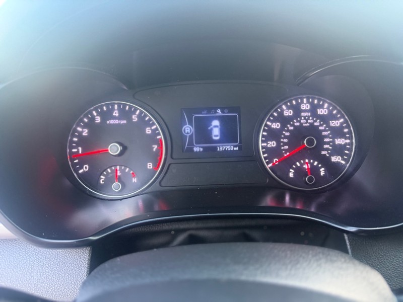 Kia Optima Vehicle Full-screen Gallery Image 10