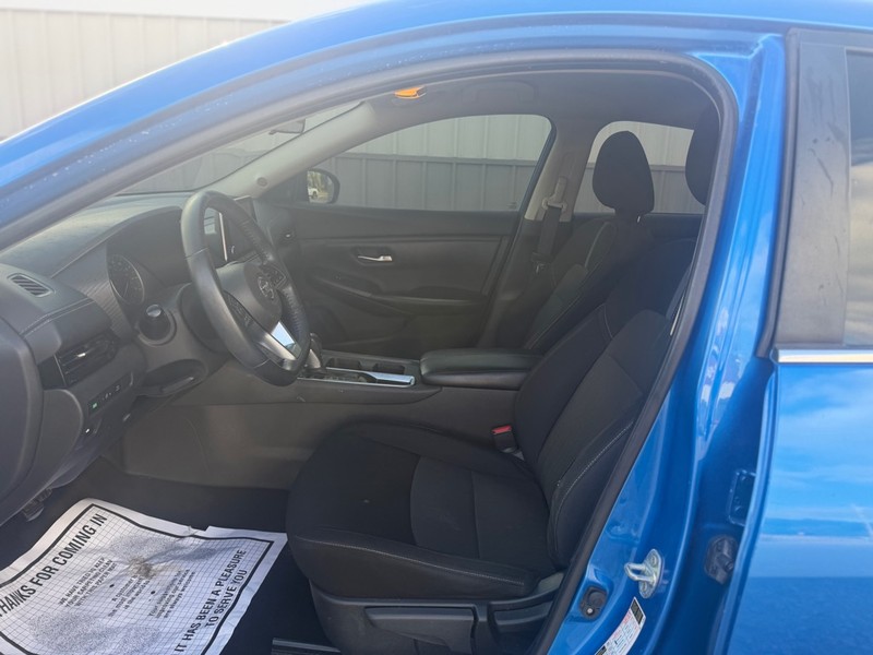 Nissan Sentra Vehicle Full-screen Gallery Image 6