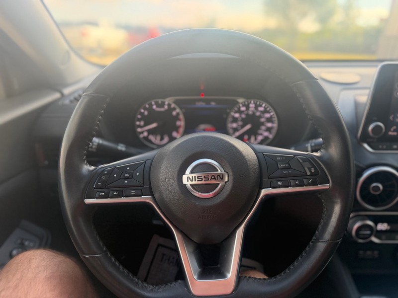 Nissan Sentra Vehicle Full-screen Gallery Image 9