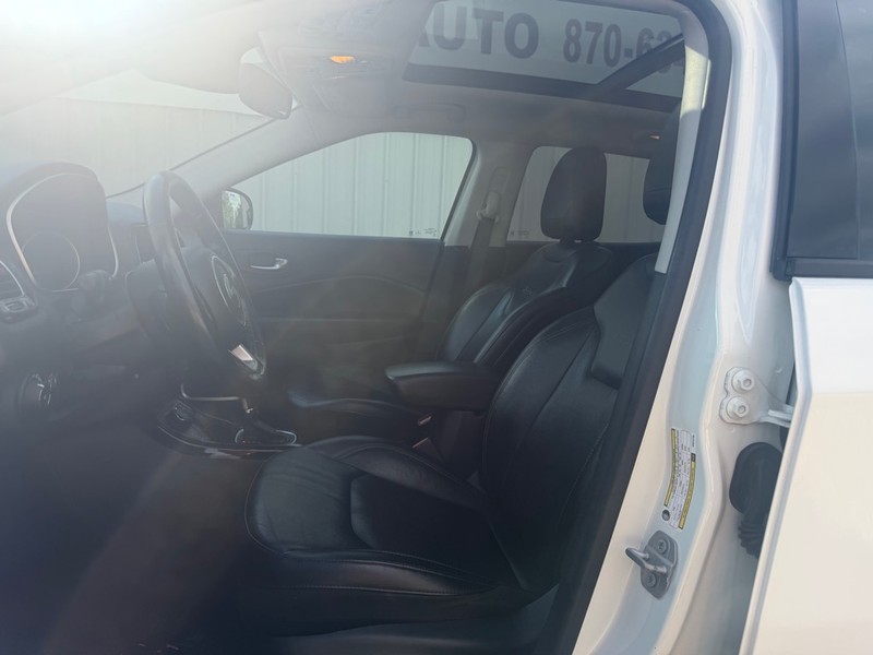 Jeep Compass Vehicle Full-screen Gallery Image 6