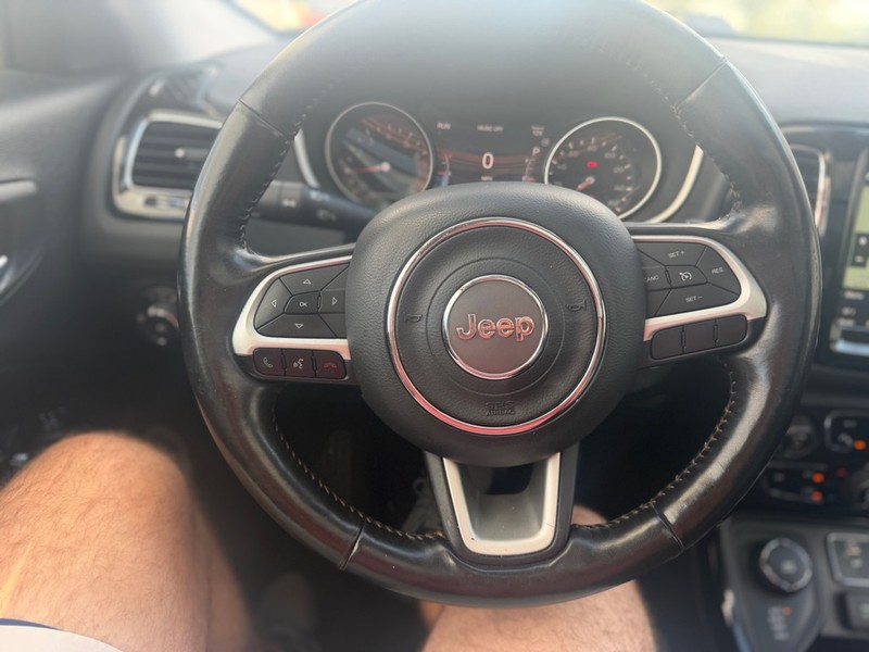 Jeep Compass Vehicle Full-screen Gallery Image 11