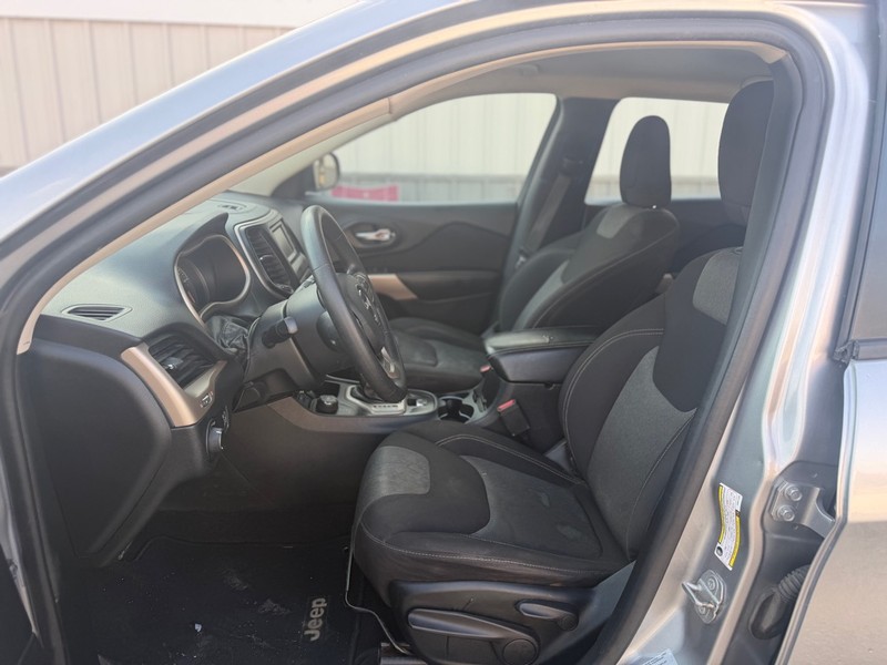 Jeep Cherokee Vehicle Full-screen Gallery Image 6