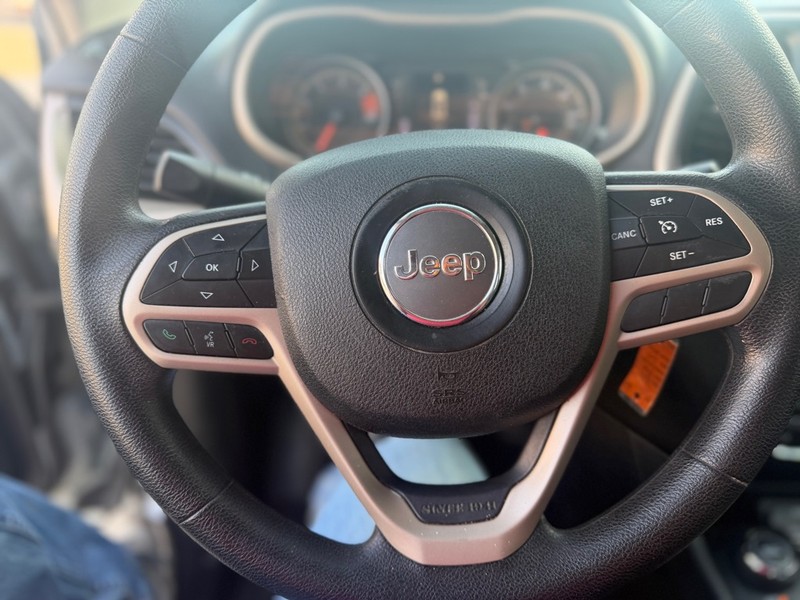 Jeep Cherokee Vehicle Full-screen Gallery Image 10