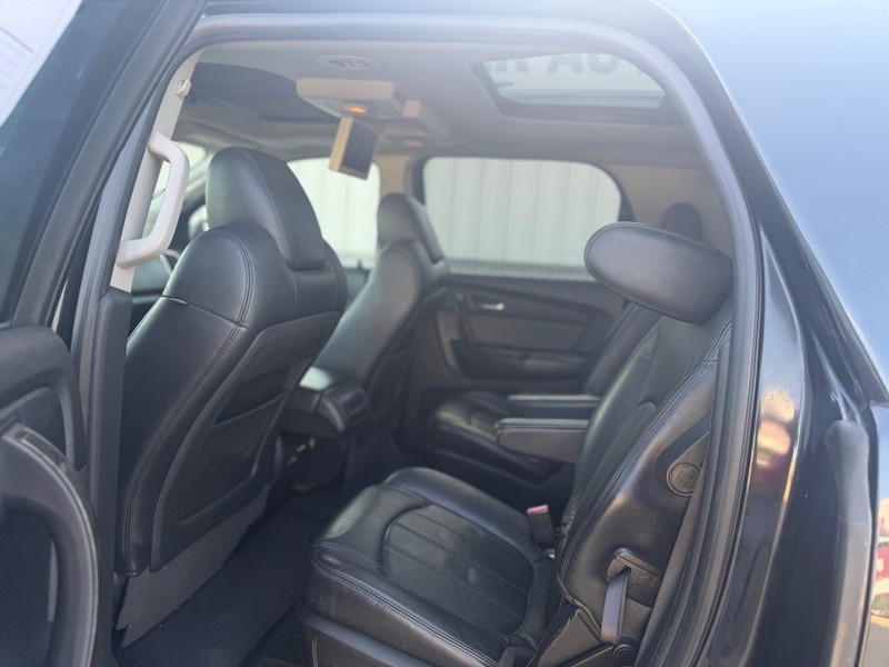 GMC Acadia Vehicle Full-screen Gallery Image 6