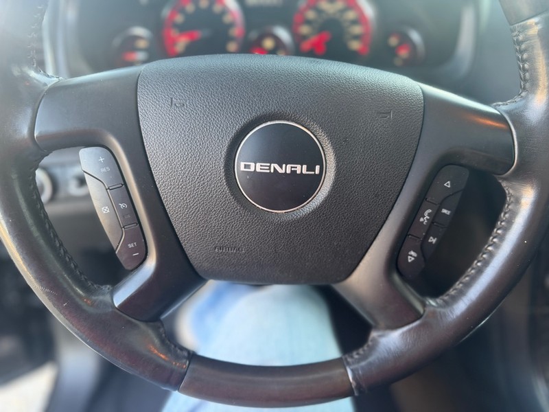 GMC Acadia Vehicle Full-screen Gallery Image 10
