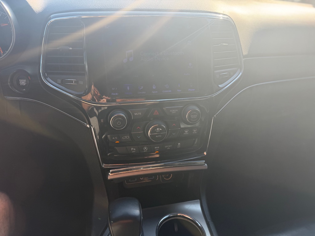 Jeep Grand Cherokee Vehicle Full-screen Gallery Image 7