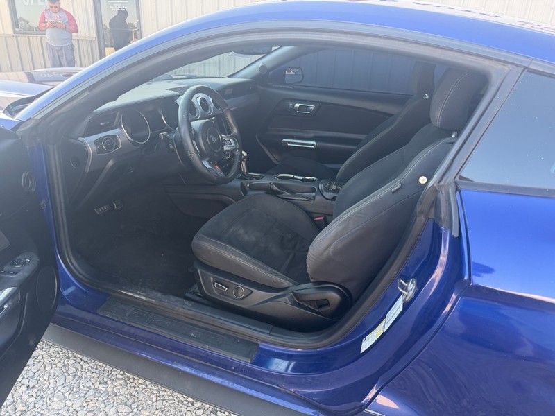 Ford Mustang Vehicle Full-screen Gallery Image 6