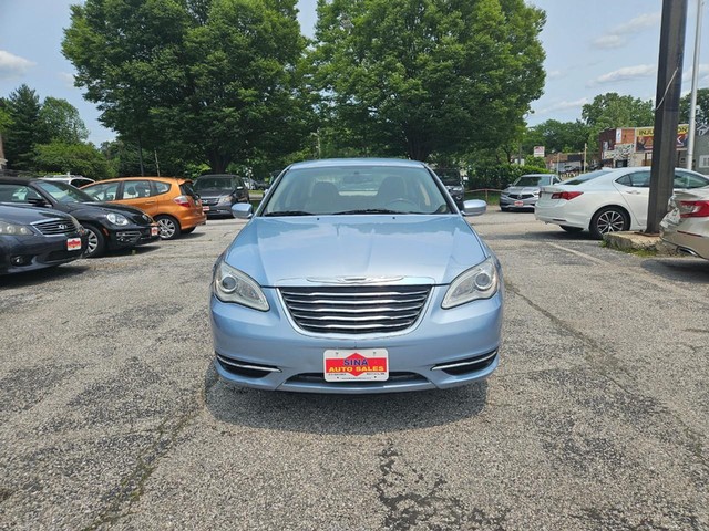 2013 Chrysler 200 Touring image 02