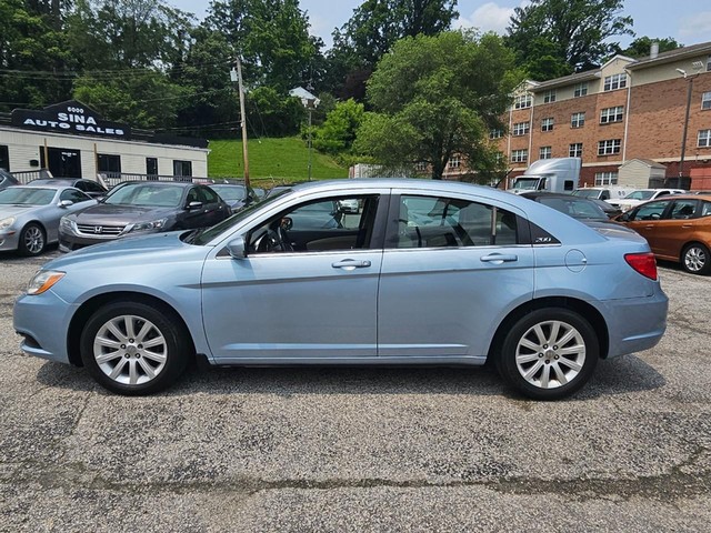 2013 Chrysler 200 Touring image 04