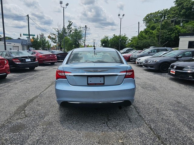 2013 Chrysler 200 Touring image 06