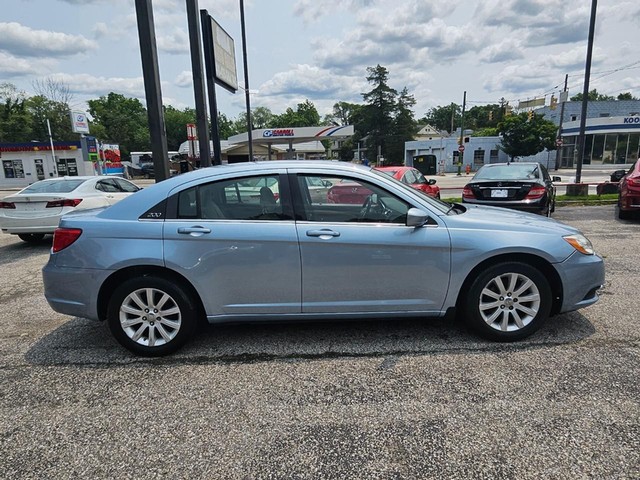2013 Chrysler 200 Touring image 08