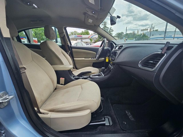 2013 Chrysler 200 Touring image 11
