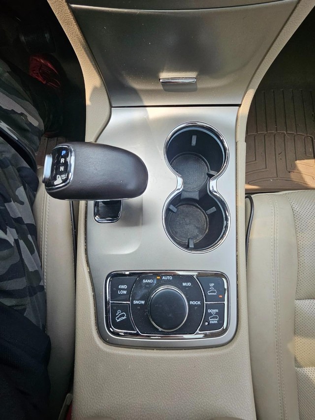 2014 Jeep Grand Cherokee Overland image 22