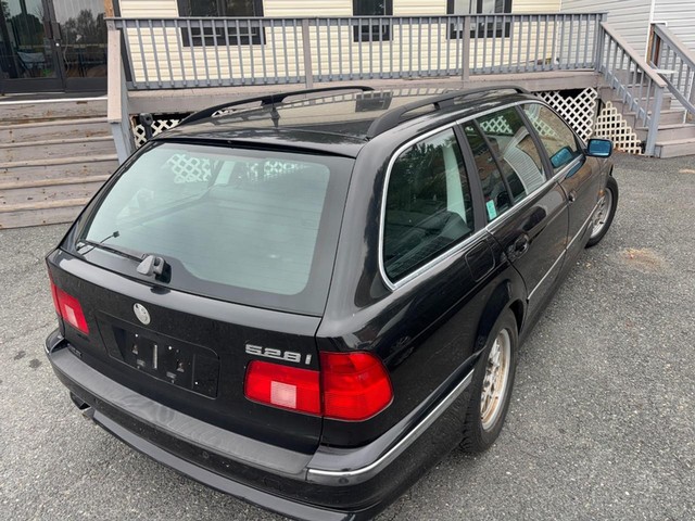 2000 BMW 528iA Sport Wagon image 03
