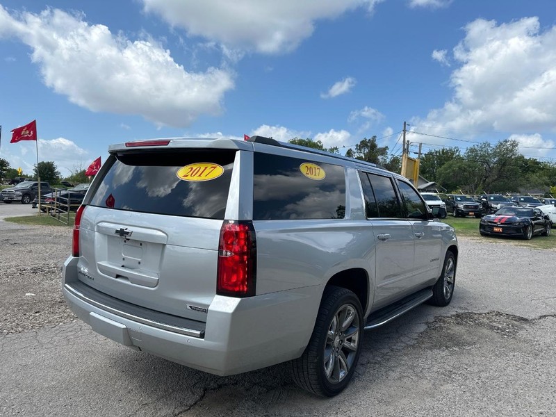 Chevrolet Suburban Vehicle Image 04