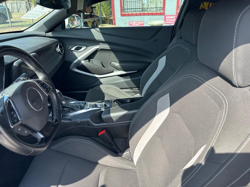 Chevrolet Camaro Vehicle Full-screen Gallery Image 06