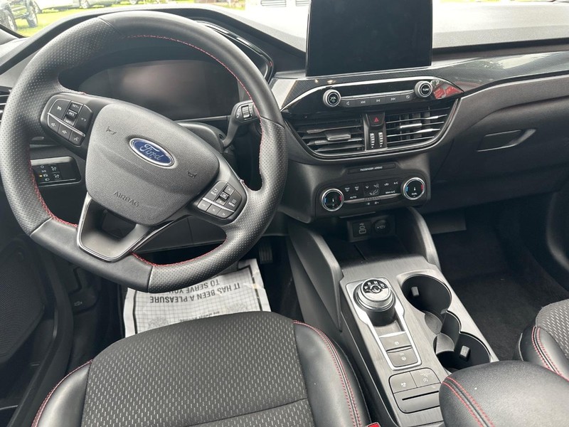 Ford Escape Vehicle Full-screen Gallery Image 10