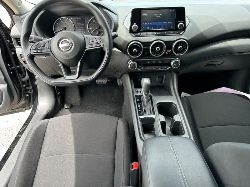 Nissan Sentra Vehicle Image 09