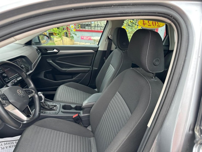Volkswagen Jetta Vehicle Full-screen Gallery Image 07