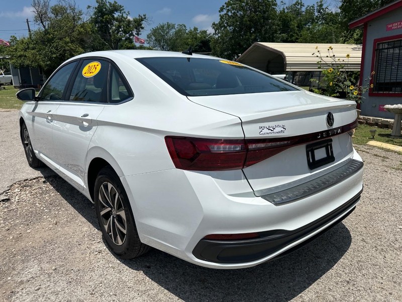 Volkswagen Jetta Vehicle Full-screen Gallery Image 03