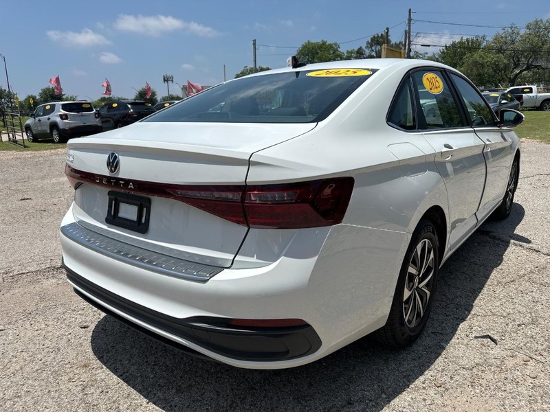 Volkswagen Jetta Vehicle Full-screen Gallery Image 04