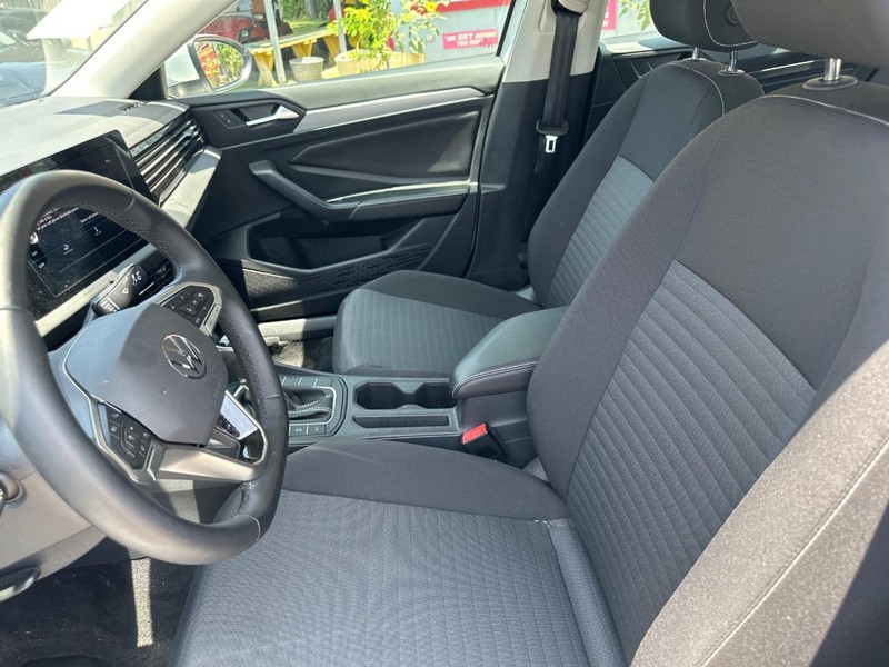 Volkswagen Jetta Vehicle Full-screen Gallery Image 08