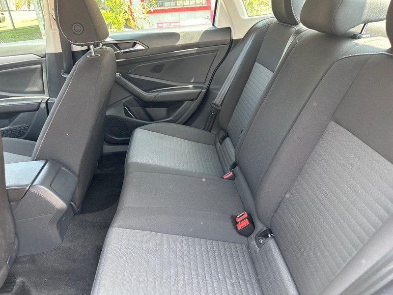 Volkswagen Jetta Vehicle Full-screen Gallery Image 09