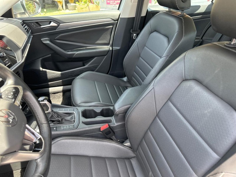Volkswagen Jetta Vehicle Full-screen Gallery Image 08
