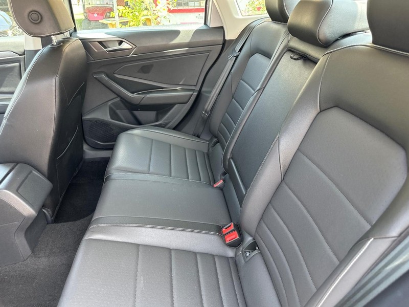 Volkswagen Jetta Vehicle Full-screen Gallery Image 09