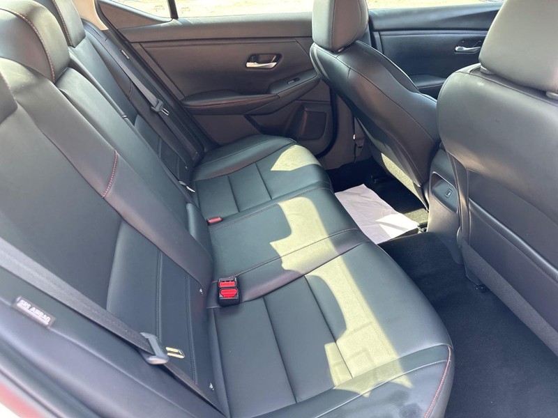 Nissan Sentra Vehicle Full-screen Gallery Image 07