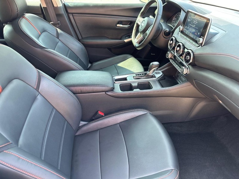 Nissan Sentra Vehicle Full-screen Gallery Image 09