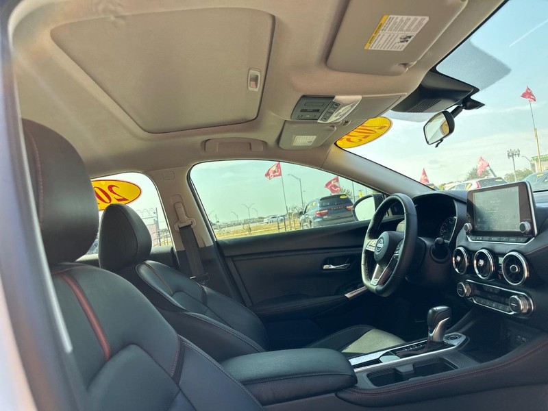 Nissan Sentra Vehicle Full-screen Gallery Image 10