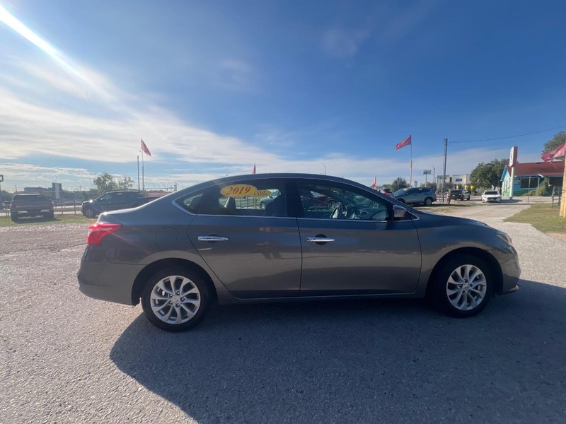 Nissan Sentra Vehicle Image 02