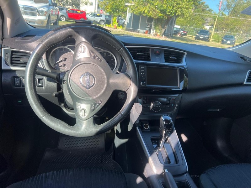 Nissan Sentra Vehicle Image 08
