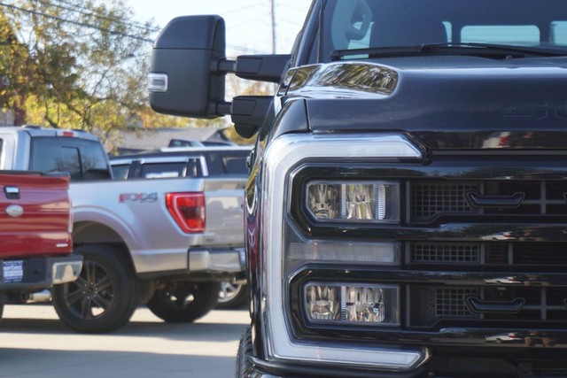 2023 Ford Super Duty F-250 SRW 4WD Lariat Crew Cab image 09