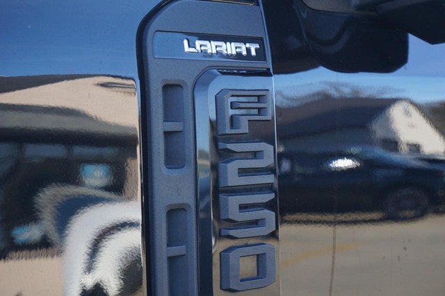 2023 Ford Super Duty F-250 SRW 4WD Lariat Crew Cab image 13