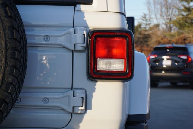 2021 Jeep Wrangler Sahara Altitude 4X4 image 21