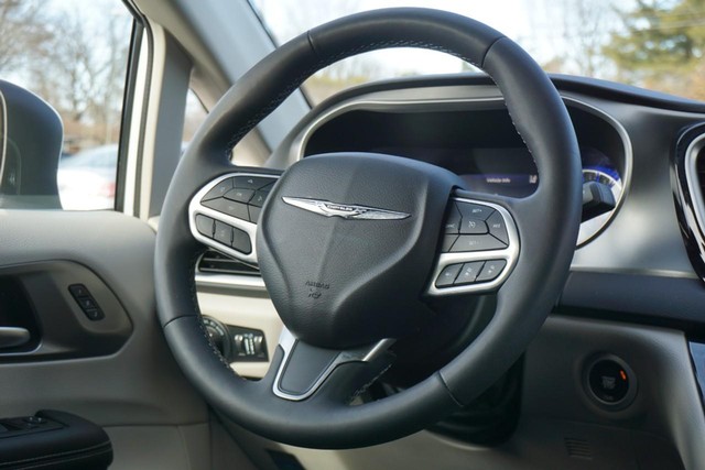 2023 Chrysler Pacifica Touring L FWD image 28