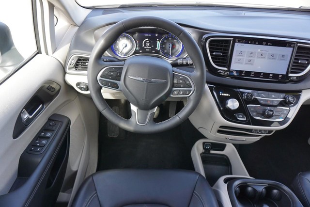 2023 Chrysler Pacifica Touring L FWD image 30