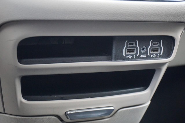 2023 Chrysler Pacifica Touring L FWD image 38