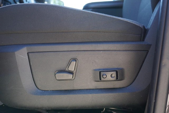 2022 Ram 1500 Classic SLT Crew Cab 4WD image 21