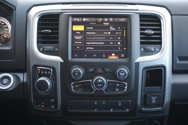 2022 Ram 1500 Classic SLT Crew Cab 4WD image 31