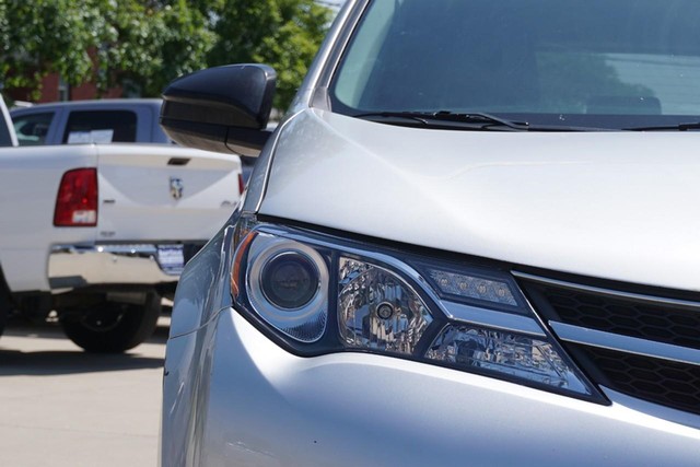 2015 Toyota RAV4 LE AWD image 09