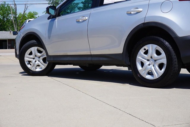 2015 Toyota RAV4 LE AWD image 17