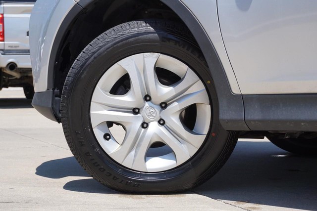 2015 Toyota RAV4 LE AWD image 18