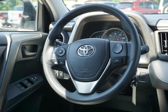 2015 Toyota RAV4 LE AWD image 28