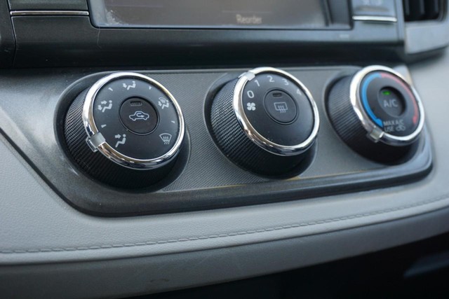 2015 Toyota RAV4 LE AWD image 35