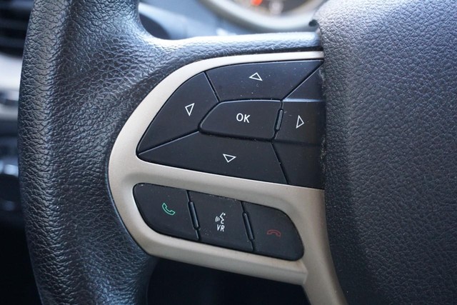 2017 Jeep Cherokee FWD Sport image 28