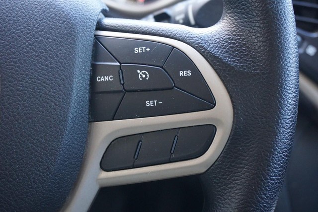 2017 Jeep Cherokee FWD Sport image 29