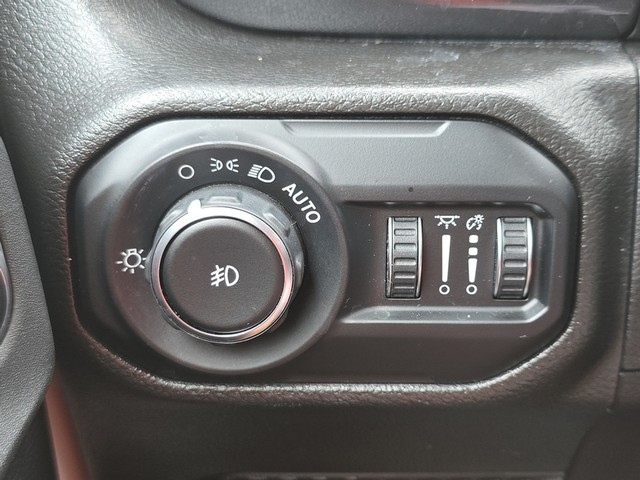 2022 Jeep Wrangler Unlimited Sahara Altitude image 32